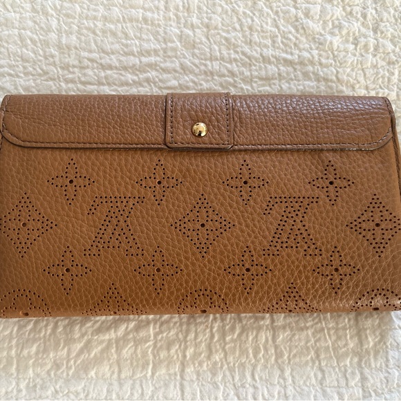 Louis Vuitton Mahina Iris Amelia Wallet - Picture 2 of 16